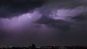 ¿Volverá a llover en Santiago este miércoles? A esta hora podrían registrarse chubascos y tormentas eléctricas