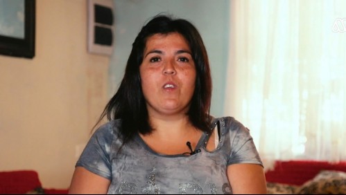 Francisca sufre el rebalse de aguas servidas en su casa.