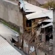 Durante la noche del jueves se produjo el derrumbe de una casona en la intersección de calle Ejército con Claudio Gay, en Santiago Centro.