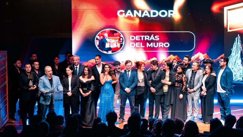 equipo de Detrás del Muro recibiendo galardón en Premios Cordillera 2026.