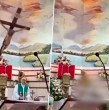 Sacerdote murió luego de que una gran cruz se desprendiera de una pared y cayera sobre él. Revisa acá el video de la misa.