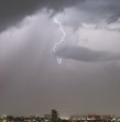 Alejandro Sepúlveda entregó detalles de nuevo sistema frontal. Conoce acá el día más intenso, donde se esperan hasta 40 milímetros de lluvia, tormentas eléctricas y granizos.