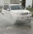 Revisa acá el momento en que conductor estuvo a punto de mojar a periodista en Valparaíso.