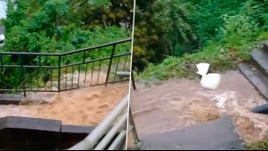 Impactantes imágenes en Talcahuano: Intensas lluvias convierten escalera del cerro Cornou en una 'cascada'