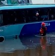 Pasajeros de un bus debieron ser rescatados por Bomberos luego de quedar atrapados en paso bajo nivel en Concepción. Revisa acá las imágenes.