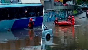 Bus con pasajeros quedó atrapado en paso bajo nivel inundado en Concepción: Fueron rescatados en botes zodiac