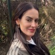 Adriana Barrientos impone tendencia al convertir una prenda plateada en un imprescindible para sus looks en días lluviosos.