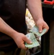 Un estudio de Laborum demostró que cerca del 79% de los chilenos que trabajan no alcanzan a llegar a fin de mes con su sueldo, siendo el promedio de duración del dinero de dos semanas.