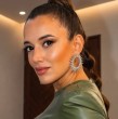 Yamila Reyna compartió en su Instagram las fotos de un look urbano que elevó con una vibrante chaqueta roja de inspiración napoleónica.