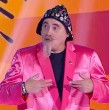 En este capítulo de Coliseo, El Flaco presentó una rutina marcada por recuerdos, juegos de palabras y situaciones cotidianas, con las que hizo reír al público y al jurado.