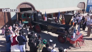 Ciudadanos de Caldera recrean la inauguración de la primera locomotora de Chile.