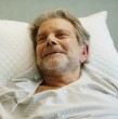 Hernán (Osvaldo Silva) tuvo un ataque cardiaco que lo llevó de urgencia a la clínica. Tras salvarse de una muerte segura, ahora quiere volver con su ex en Prohibida Obsesión.
