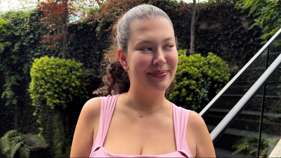 Michelle Carvalho posa con un vestido rosado en una escalera.