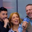 Mega celebró su aniversario número 36 con un show sorpresa de Noche de Brujas en el patio central del canal. José Antonio Neme y Karen Doggenweiler presentaron a la banda, que hizo bailar a los colaboradores con sus grandes éxitos.
