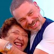 Riola Yáñez viajó desde San Fabián de Alico para conocer a José Antonio Neme y Karen Doggenweiler en Mucho Gusto. La fanática llevó regalos y hasta bailó una ranchera junto a los animadores.