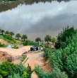 Vecinos de Vichuquén denuncian que un portón y un murallón impiden el acceso a la playa Las Sirenas, pese a una resolución publicada en el Diario Oficial. La inmobiliaria involucrada sostiene que la playa no existe.