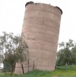 Un histórico silo construido en la década de 1940 mantiene preocupados a vecinos de Bellavista, en San Felipe, por su pronunciada inclinación. El municipio espera informes técnicos para evaluar su restauración o demolición.