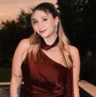 Durante su asistencia a la inauguración de una tienda de ropa chilena en Florida, La Carlita se probó un enterito con el que lució operada.