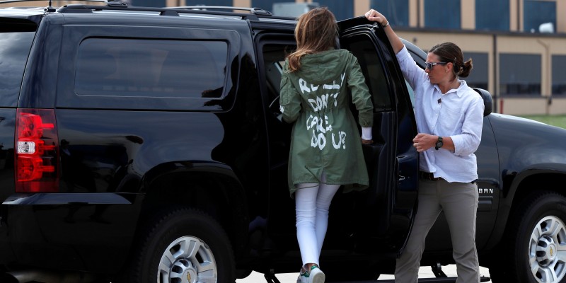 Polémica frase en chaqueta de Melania Trump antes de visitar a niños migrantes