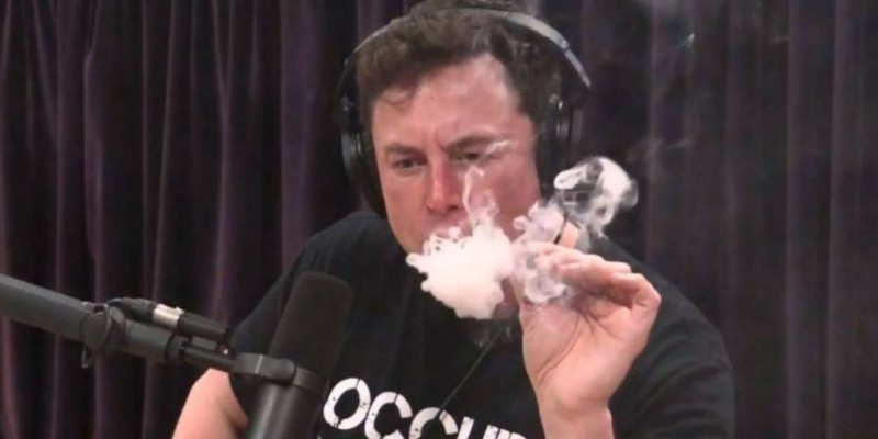 [VIDEO] Multimillonario Elon Musk fuma marihuana en medio de un programa