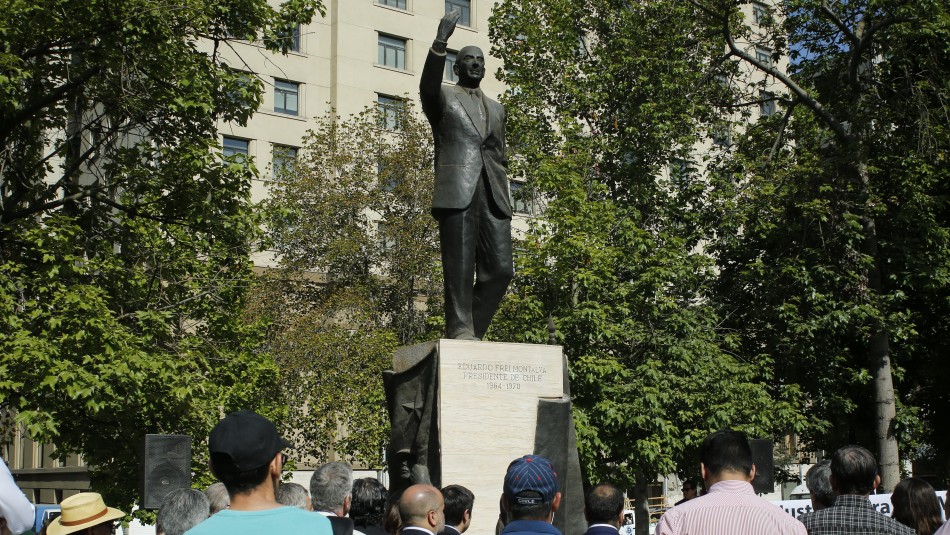 Estatua en homenaje a Eduardo Frei Montalva / Agencia Uno.