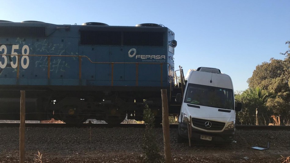 [FOTO] Choque entre furgón y tren de carga deja seis lesionados en Padre Hurtado