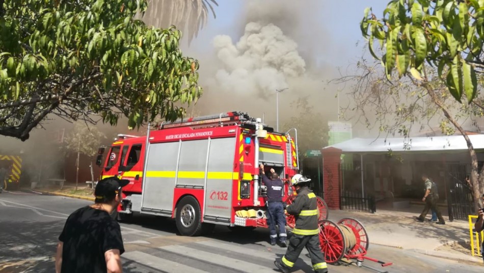 Incendio en municipalidad de El Bosque / @Mathiiias18