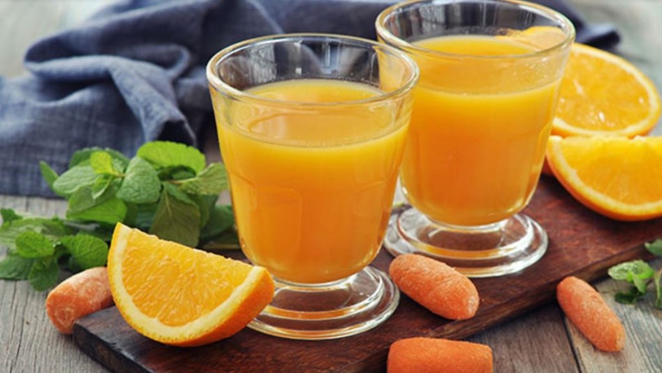 Jugo detox de naranja y zanahoria para ganar antioxidantes