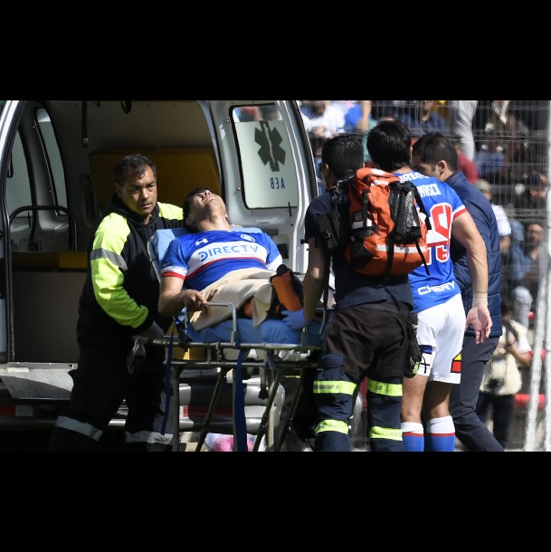Francisco Silva sale en ambulancia de la cancha