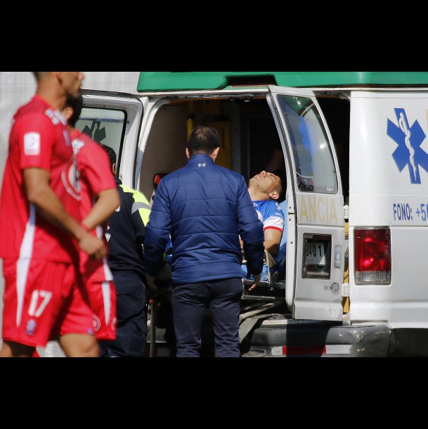 Francisco Silva sale en ambulancia de la cancha