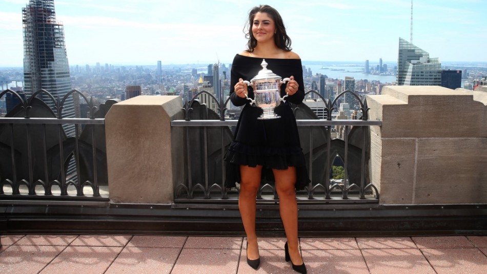 Bianca Andreescu posa con la copa del US Open en Nueva York
