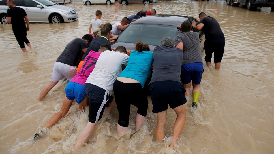 Al menos cuatro muertos y miles de evacuados por devastadoras inundaciones en España