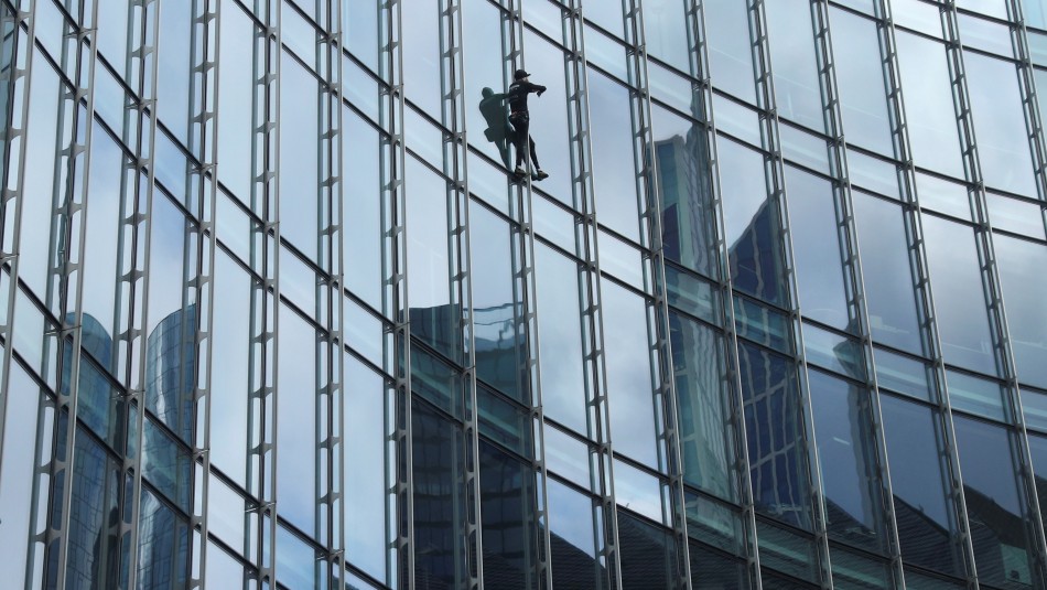 ¡Fue detenido! Así trepó el Spiderman francés un rascacielos sin cuerdas en Alemania