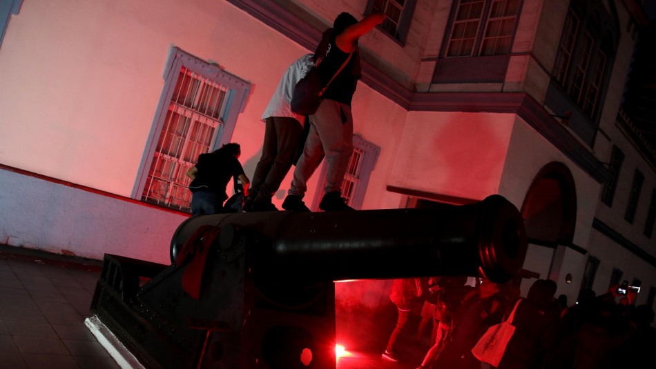 Manifestantes roban cañón desde regimiento en Iquique