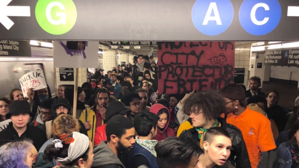 Jóvenes evaden pago en el metro de Nueva York como respuesta a la violencia policial