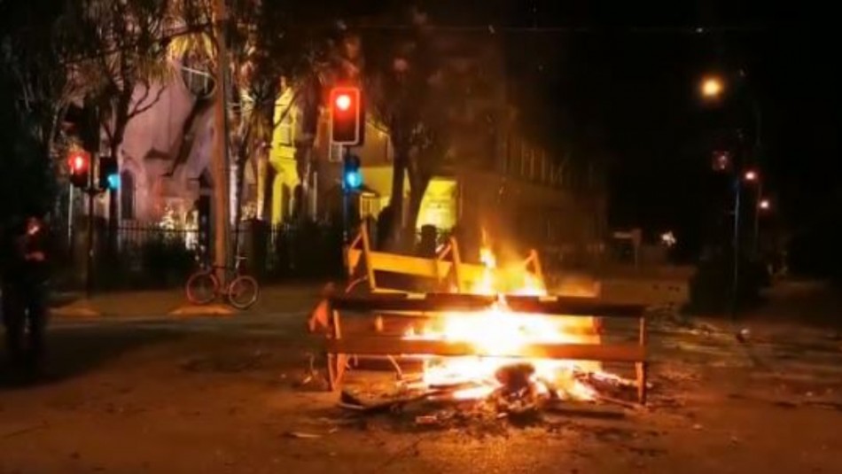 Desconocidos saquean y queman mobiliario de iglesia junto a las sedes del PS y DC en Valdivia