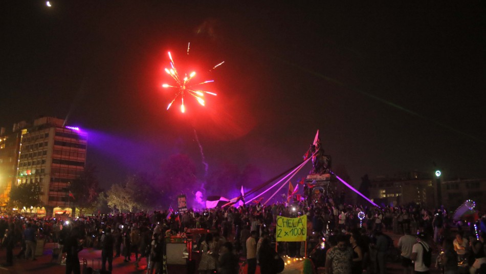Santiaguinos celebraron la llegada del 2020 en Plaza Italia Santiaguinos celebraron la llegada del 2020 en Plaza Italia