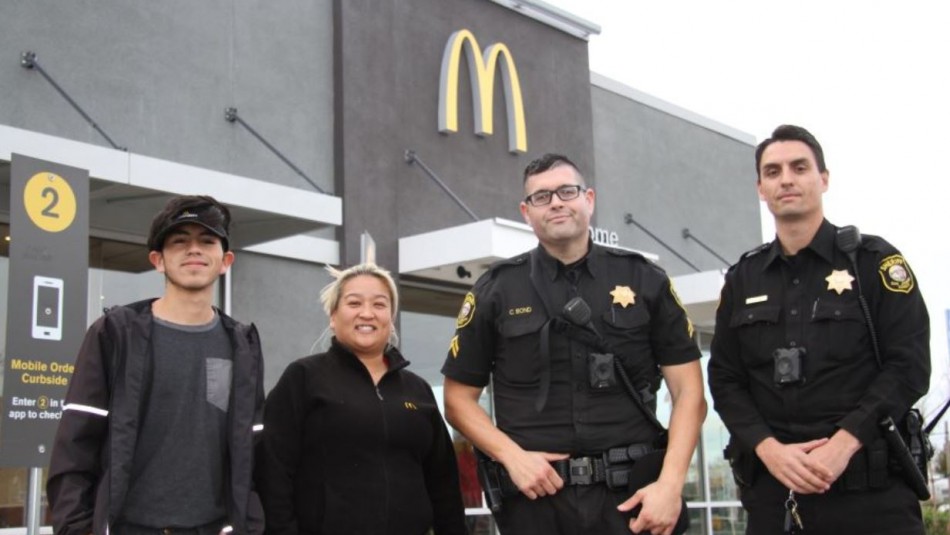Simuló hacer un pedido: Trabajadores de Mcdonald's ayudan a mujer que se encontraba en peligro Simuló hacer un pedido: Trabajadores de Mcdonald's ayudan a mujer que se encontraba en peligro