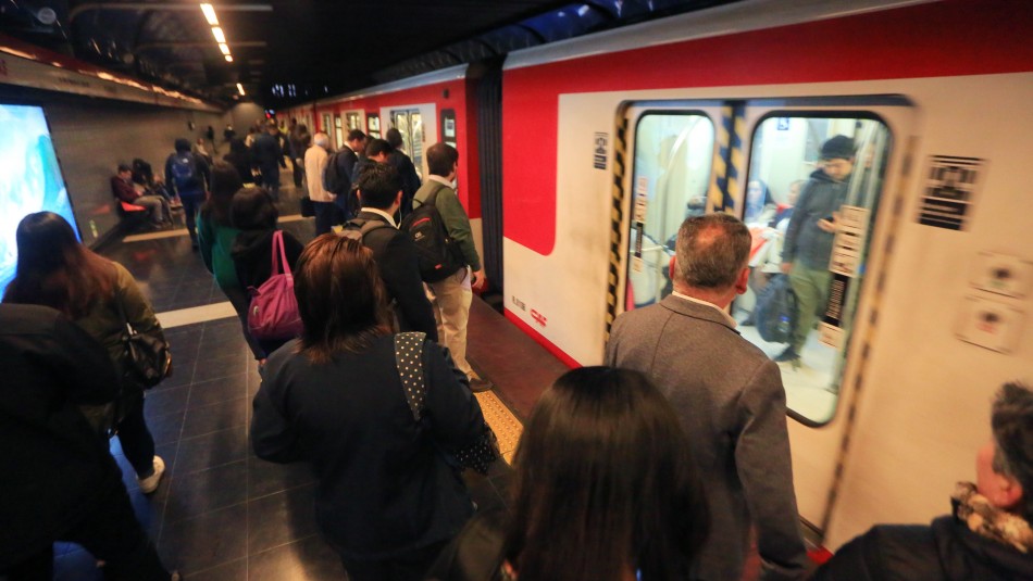 Metro de Santiago Metro de Santiago cierra dos estaciones debido a manifestaciones en el exterior