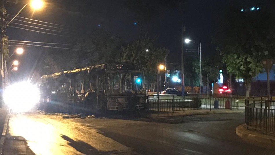 Transantiago suspende un servicio luego de que encapuchados quemaran bus en Estación Central Transantiago suspende un servicio luego de que encapuchados quemaran bus en Estación Central