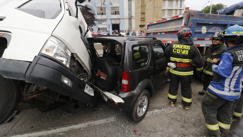 accidente valparaiso camion Camión vuelca en Valparaíso, colisiona tres vehículos y deja 7 lesionados