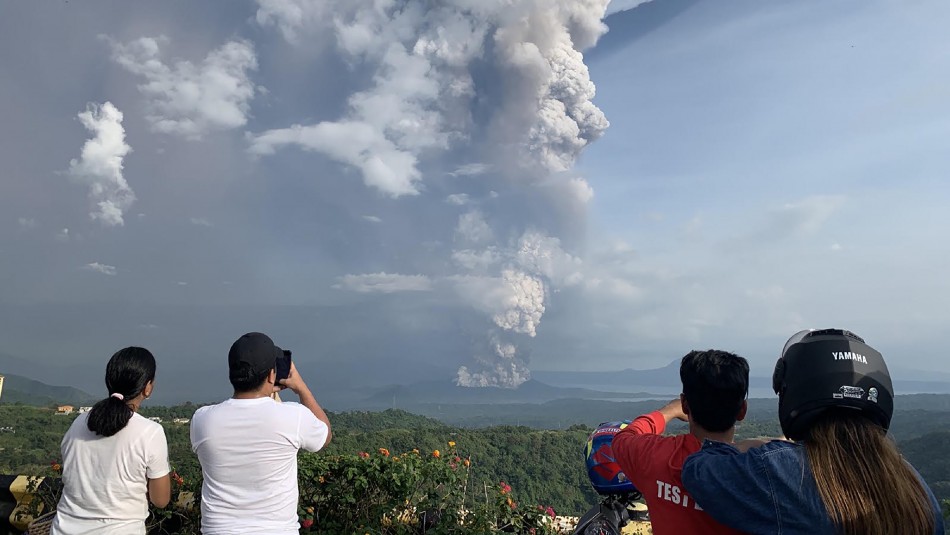 Volcán Taal en Filipinas Los registros de actividad en volcán de Filipinas y por lo cual hubo miles de evacuados en el país