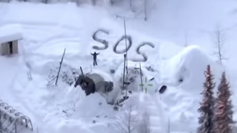 Inmenso SOS en la nieve salva la vida de joven que estuvo 20 días en glacial de Alaska Inmenso SOS en la nieve salva la vida de joven que estuvo 20 días en glacial de Alaska