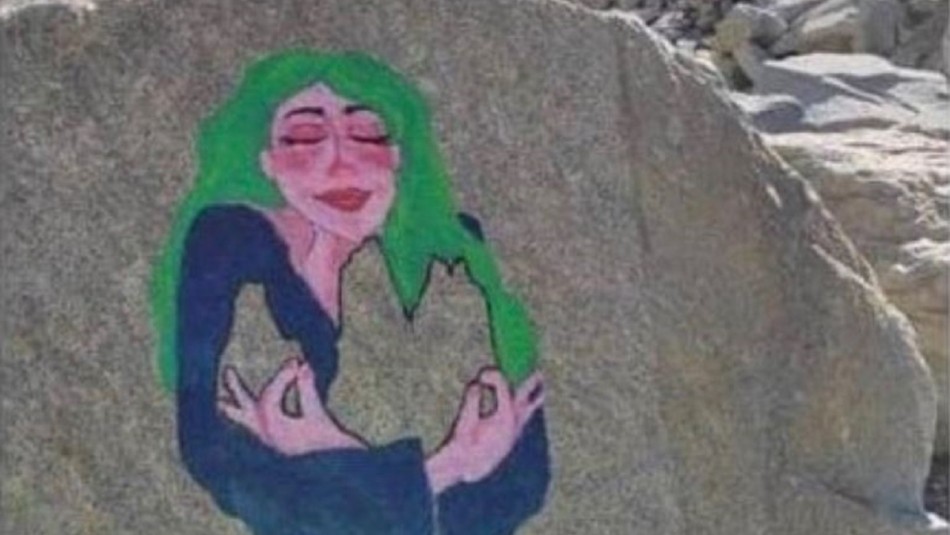 Policía detuvo a ciudadana italiana acusada de hacer pintura en Torres del Paine Policía detuvo a ciudadana italiana acusada de hacer pintura en Torres del Paine