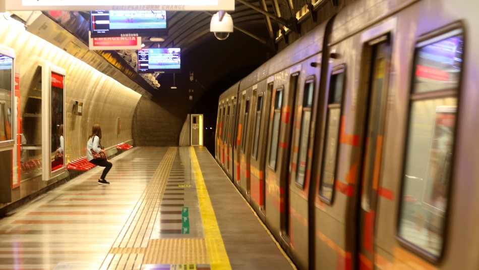 Metro suspende servicio y cierra estación Plaza de Puente Alto Metro suspende servicio y cierra estación Plaza de Puente Alto