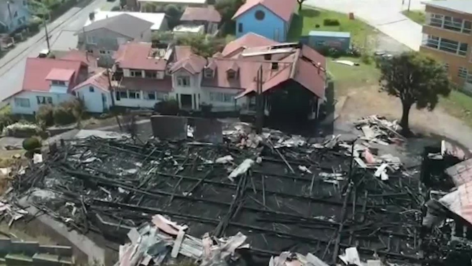 Así quedó la iglesia San Francisco de Ancud tras ser consumida por violento incendio Así quedó la iglesia San Francisco de Ancud tras ser consumida por violento incendio