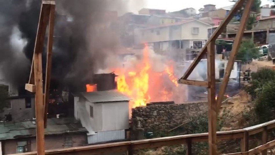 Incendio se registró en el cerro Larraín de la ciudad de Valparaíso