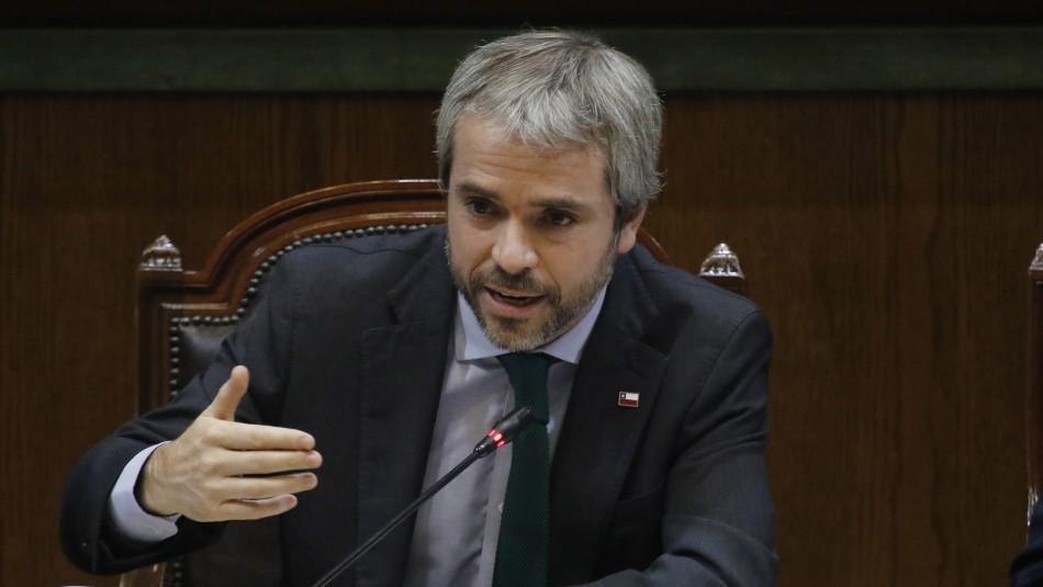 Frente Amplio da ultimátum a Blumel: Destituir a Mario Rozas o enfrentar acusación constitucional Frente Amplio da ultimátum a Blumel: Destituir a Mario Rozas o enfrentar acusación constitucional