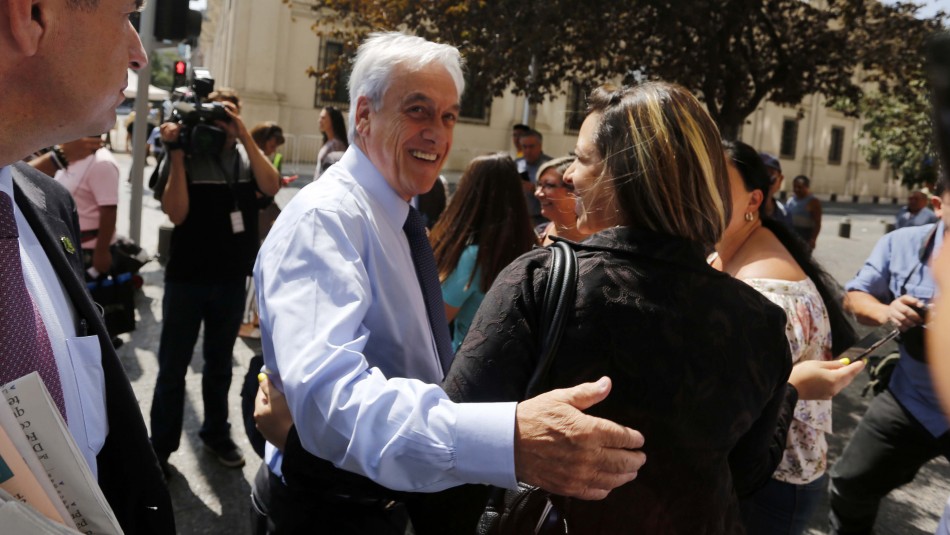 Presidente Sebastián Piñera sorprende caminando por el centro de Santiago