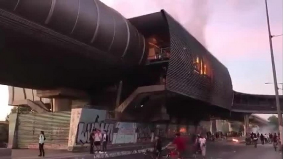 Videos muestran cómo fue quemada parte de la estación de Metro Protectora de la Infancia Videos muestran cómo fue quemada parte de la estación de Metro Protectora de la Infancia